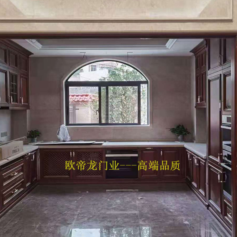 工廠(chǎng)定制實(shí)木原木衣柜價(jià)格,別墅木門(mén)全屋家具定制如何選品牌--歐帝龍品質(zhì)工廠(chǎng)直銷(xiāo)。